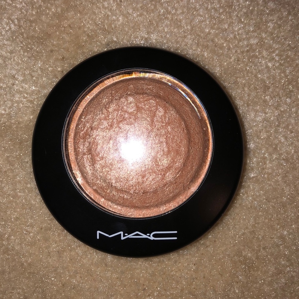 COPY - MAC “Soft & Gentle” Highlighter